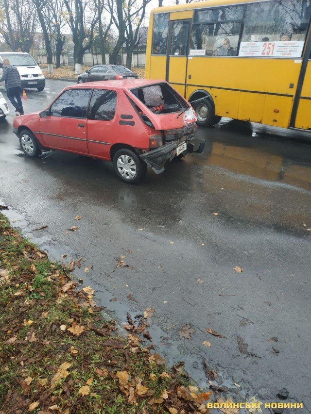 У Луцьку вантажівка зіткнулася з легковиком. ФОТО