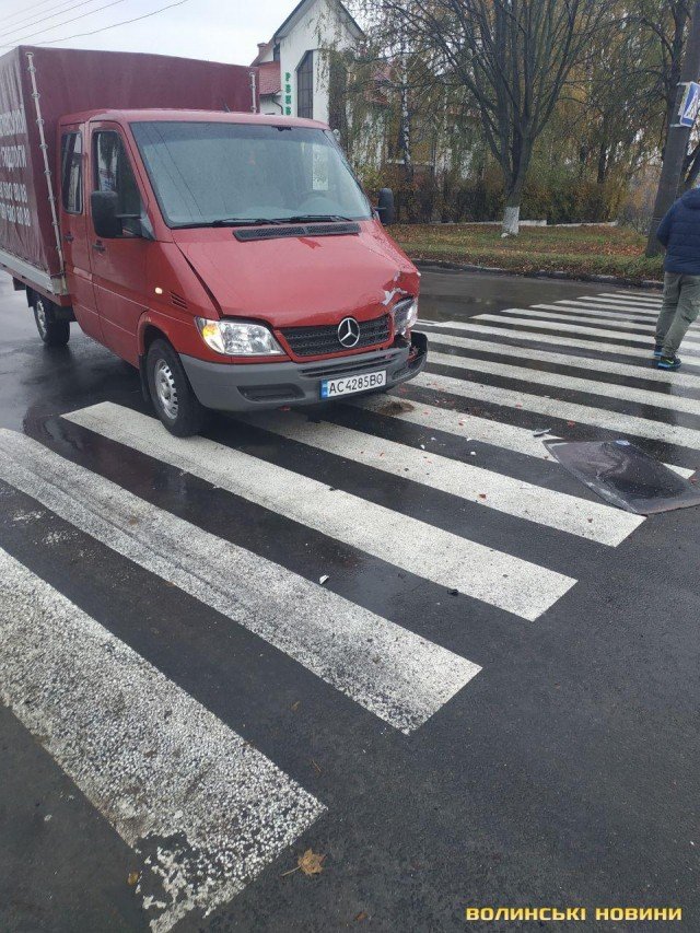 У Луцьку вантажівка зіткнулася з легковиком. ФОТО