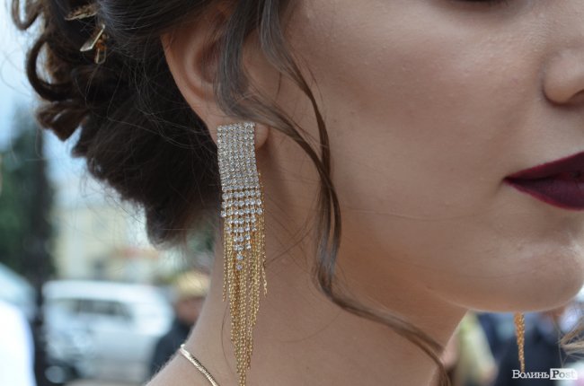 Елегантні сукні та маленькі клатчі: у що вбрались луцькі випускниці. ФОТО