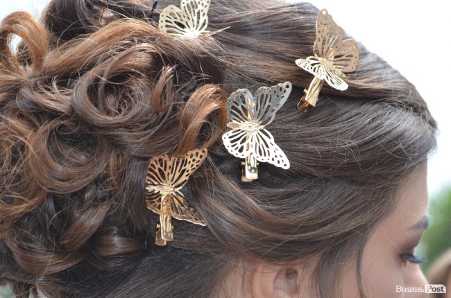 Елегантні сукні та маленькі клатчі: у що вбрались луцькі випускниці. ФОТО