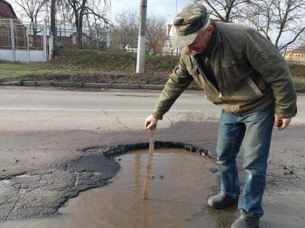 Зігнутий диск та зіпсована гума, ‒ волинянка «спіймала» яму на дорозі