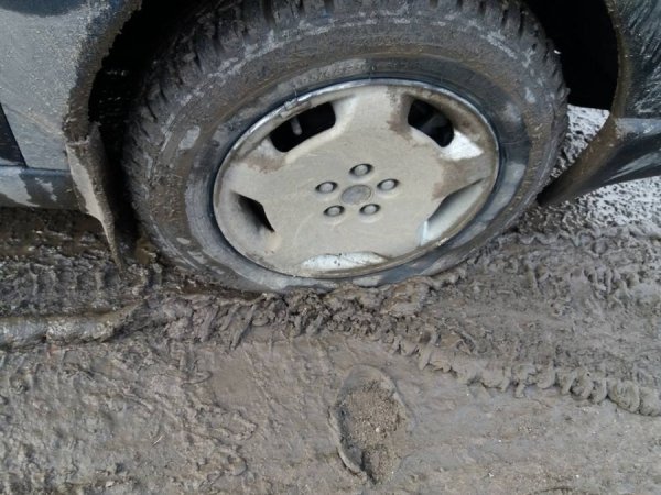 Зігнутий диск та зіпсована гума, ‒ волинянка «спіймала» яму на дорозі