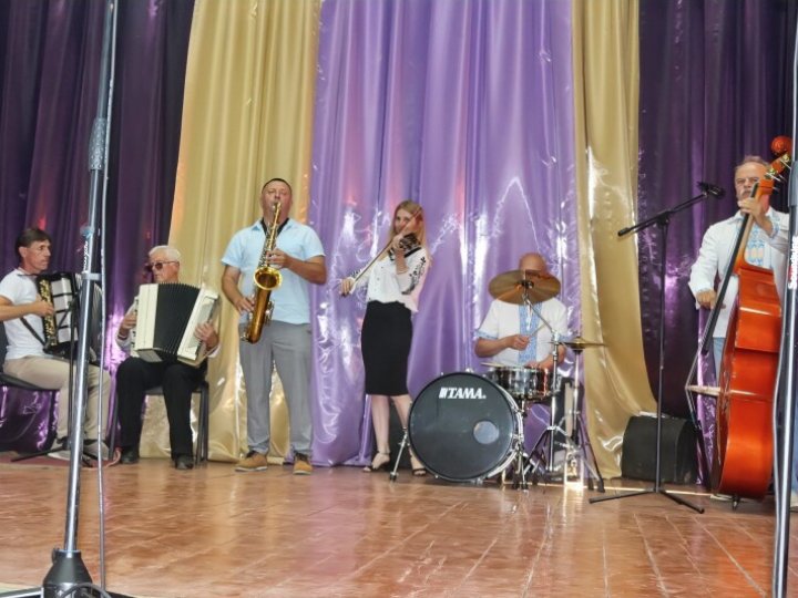 У селі на Волині на благодійному концерті зібрали 22 тисячі гривень для ЗСУ. ФОТО