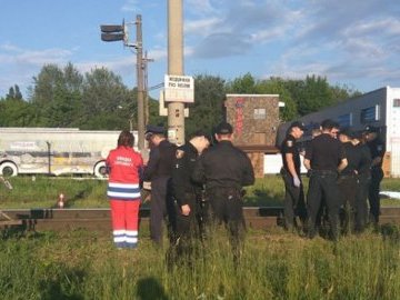 Поліція розслідує смерть жінки під потягом у Луцьку
