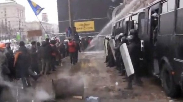 З приміщення КМДА внутрішні війська поливають холодною водою