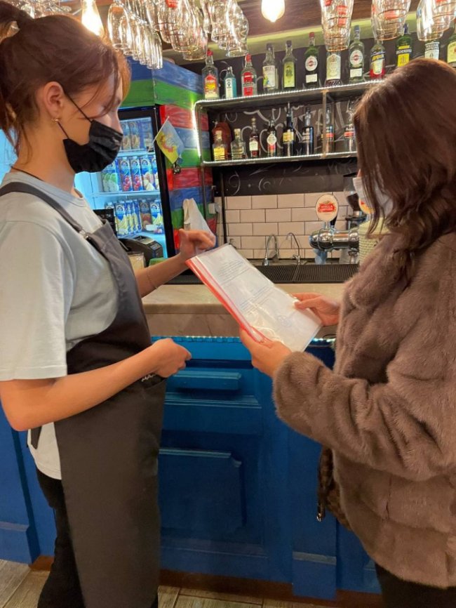 У Луцьку на дотримання протиепідемічних обмежень перевірили популярні заклади: де виявили порушення. ФОТО