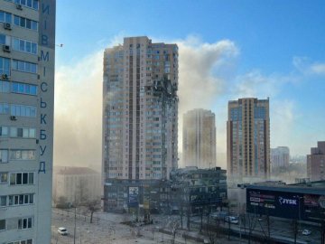 У Києві снаряд РФ влучив у житловий будинок. ВІДЕО