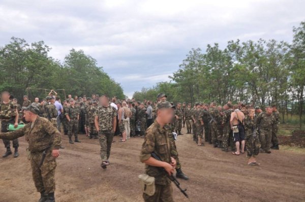 Солдати кучкуються навколо гостей і нового комбрига.