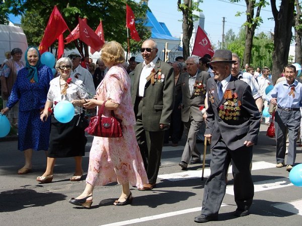День Перемоги у Нововолинську: гвоздики, георгіївські стрічки, червоні прапори. ФОТО. ВІДЕО