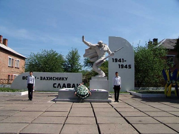 День Перемоги у Нововолинську: гвоздики, георгіївські стрічки, червоні прапори. ФОТО. ВІДЕО
