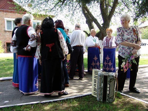 День Перемоги у Нововолинську: гвоздики, георгіївські стрічки, червоні прапори. ФОТО. ВІДЕО
