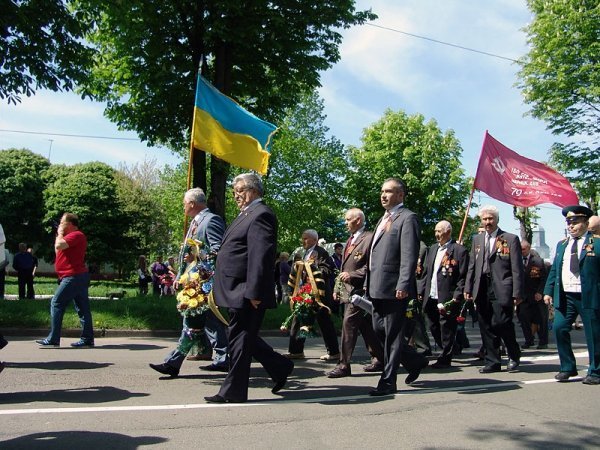 День Перемоги у Нововолинську: гвоздики, георгіївські стрічки, червоні прапори. ФОТО. ВІДЕО