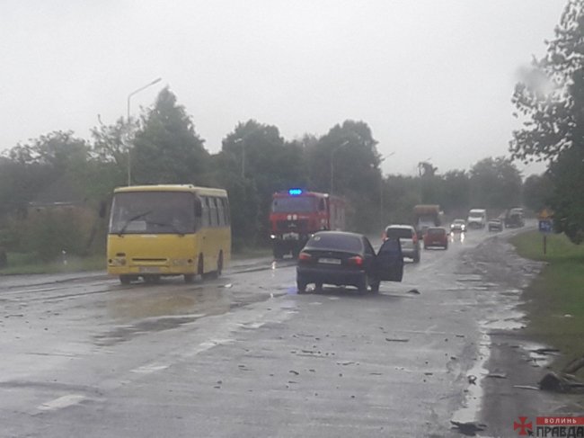 У селі Дачне – масштабна ДТП за участю трьох автівок. ФОТО