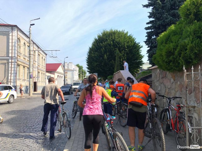 Мешканці Вишкова влаштували велоакцію під мерією на підтримку маршрутів №26 та 26а. ФОТО 