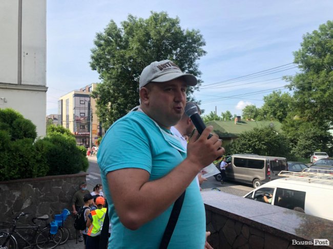 Мешканці Вишкова влаштували велоакцію під мерією на підтримку маршрутів №26 та 26а. ФОТО 