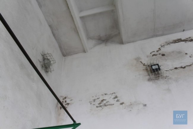 Через дірявий дах може обвалитись стіна школи на Волині. ФОТО