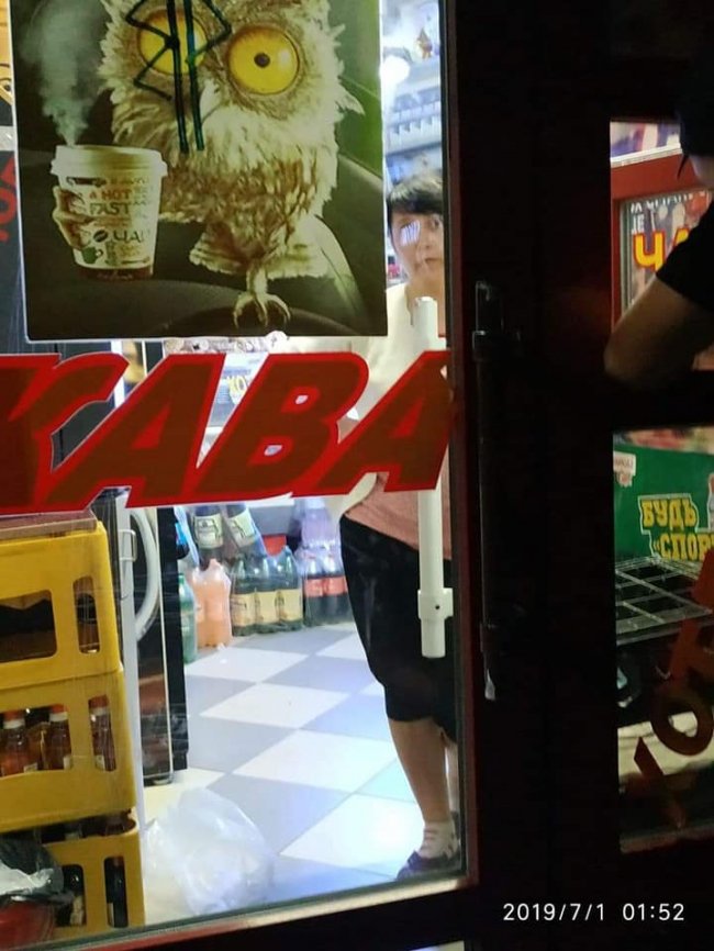 В Луцьку «бізнесмени» продавали алкоголь на дитячому майданчику. ФОТО