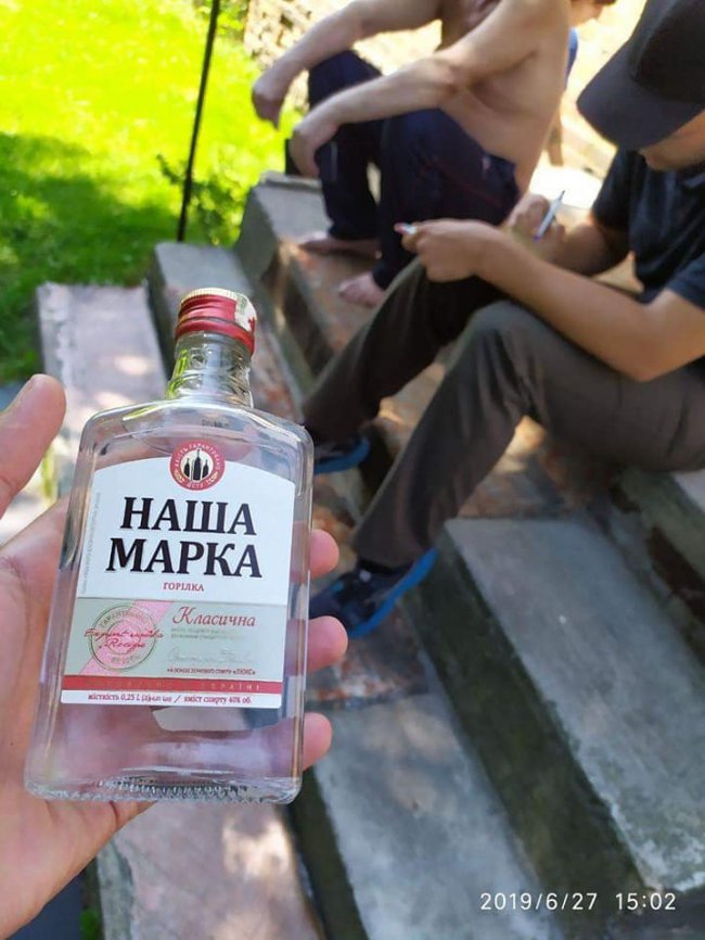 В Луцьку «бізнесмени» продавали алкоголь на дитячому майданчику. ФОТО