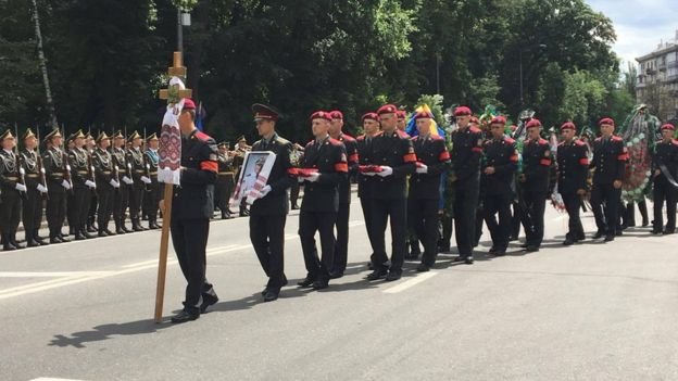 Із БТР та почесною вартою: у Києві попрощалися із загиблим розвідником