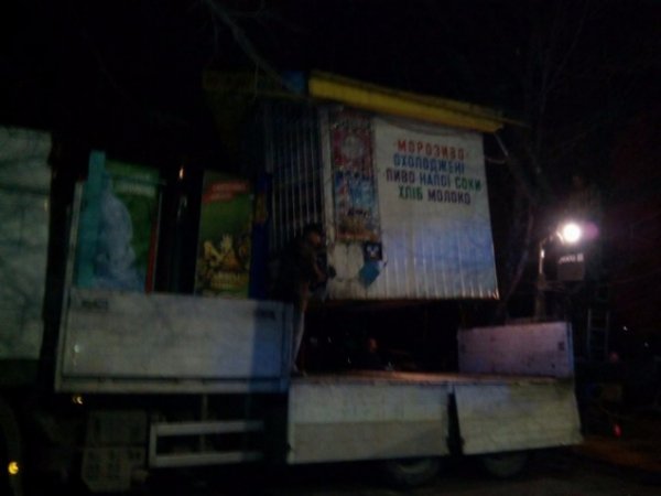 На одній з вулиць Луцька знесли кіоск. ФОТО