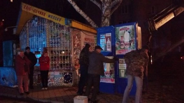 На одній з вулиць Луцька знесли кіоск. ФОТО