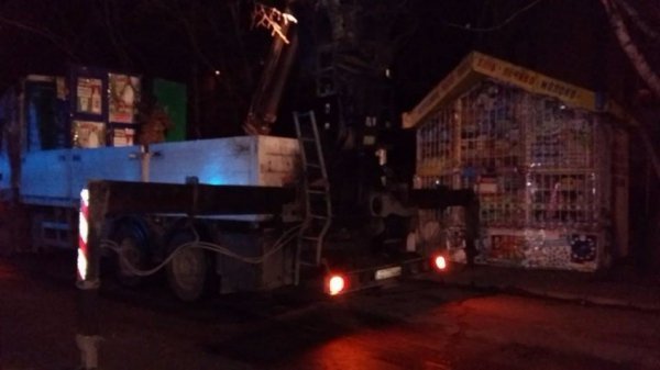 На одній з вулиць Луцька знесли кіоск. ФОТО