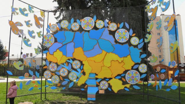 Центр Луцька прикрасили до Великодня. ФОТО