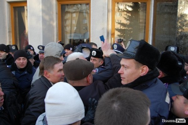 Тиснява під стінами ОДА. ФОТО