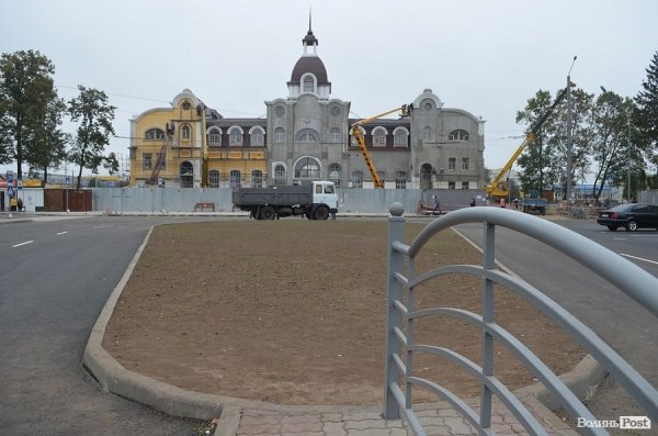 У Луцьку офіційно відкрили оновлений Привокзальний майдан. ФОТО
