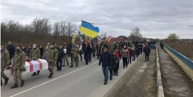 На Буковині попрощались із двома воїнами ЗСУ, які загинули на Донбасі. ФОТО