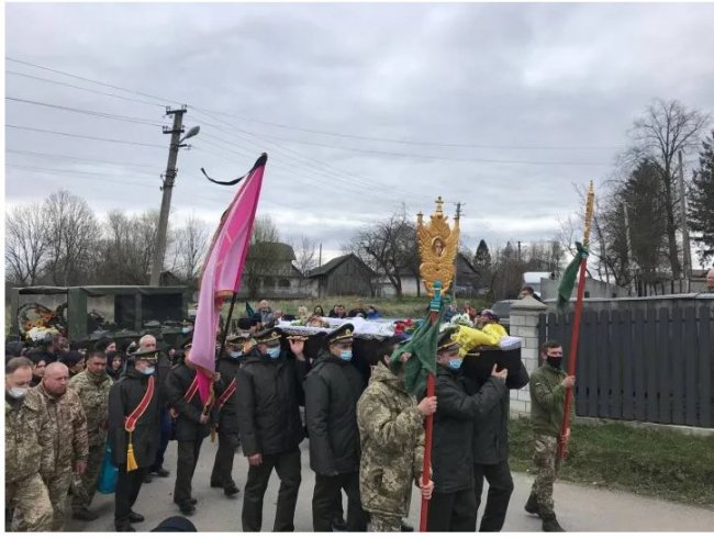 На Буковині попрощались із двома воїнами ЗСУ, які загинули на Донбасі. ФОТО