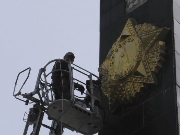 З обеліска на меморіалі у Луцьку демонтують радянську зірку. ФОТО