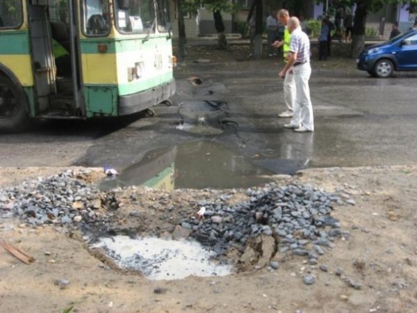 У Херсоні тролейбус із людьми провалився в яму. ФОТО. ВІДЕО