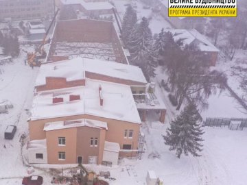 Показали хід будівництва спорткомплексу в Торчині вартістю понад 27 млн гривень