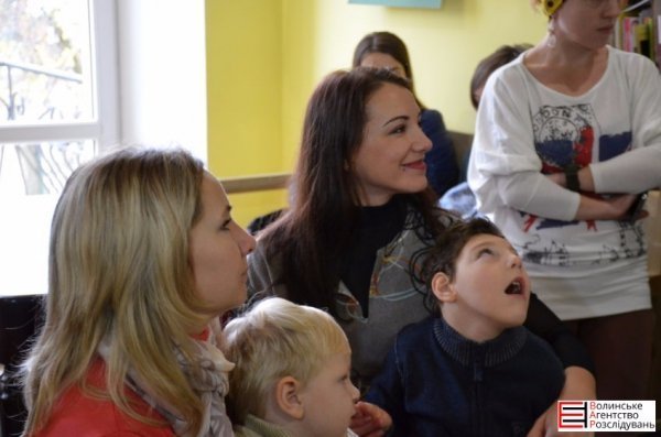 У Луцьку ‒ виставка-продаж картин заради особливих дітей. ФОТО