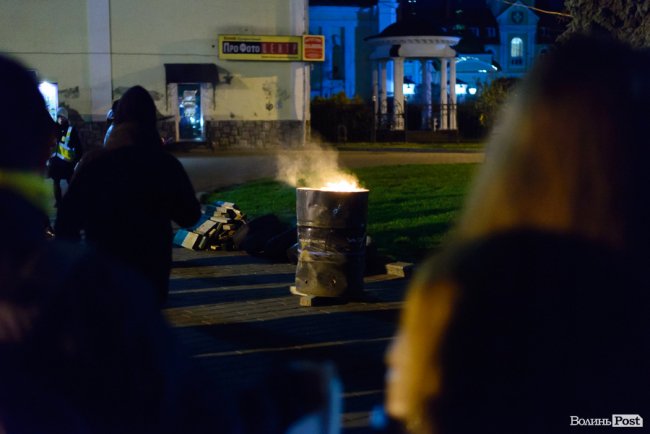 Лучани вийшли на Театральну площу відзначити сьому річницю Майдану. ФОТО