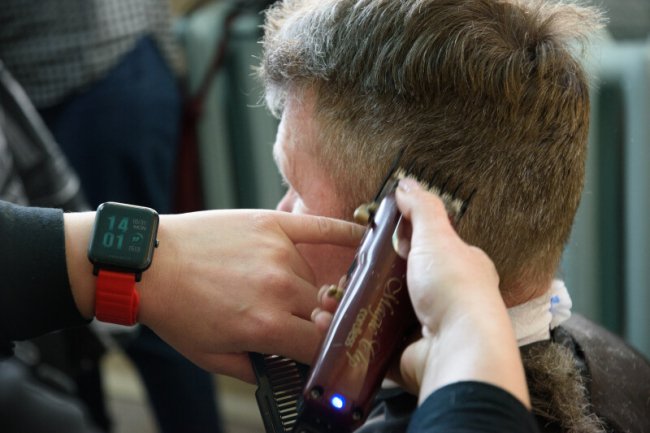 У Луцьку перукарі-волонтери безоплатно стрижуть поранених захисників