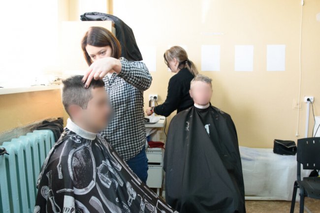У Луцьку перукарі-волонтери безоплатно стрижуть поранених захисників