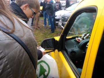 Біля луцького заводу знову торгували сурогатом