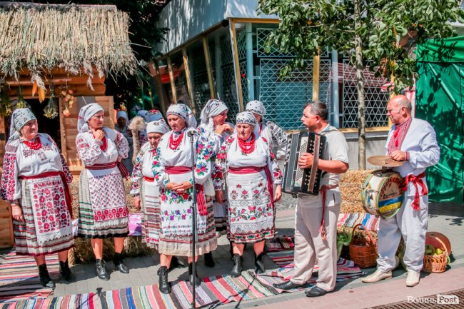 Народні розваги і море людей: в центрі Луцька «гуляє» етнофестиваль. ФОТО 