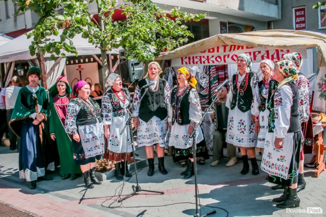 Народні розваги і море людей: в центрі Луцька «гуляє» етнофестиваль. ФОТО 