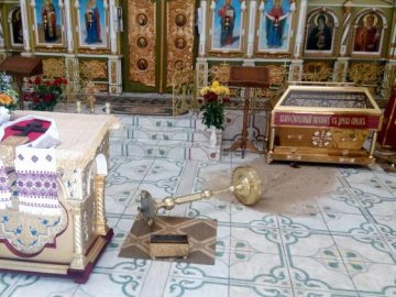 Мав претензії до Бога: у Дніпрі п'яний чоловік дебоширив у церкві. ФОТО