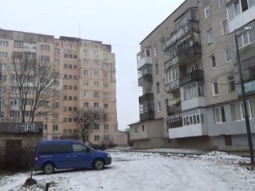 Лучани «відвоювали» двір: замість дороги буде пішохідна доріжка