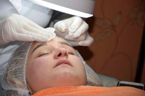 Саша на огляді косметолога