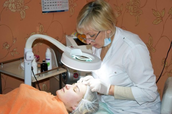 Саша на огляді косметолога