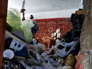 Муніципали вивезли з квартири лучанина КамАЗ сміття. ВІДЕО