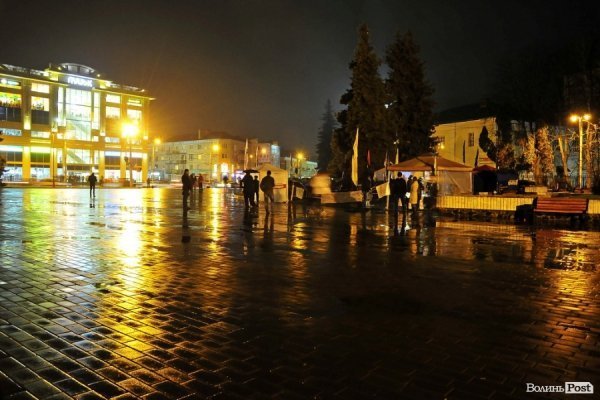 Вечірній Євромайдан у Луцьку. ФОТО