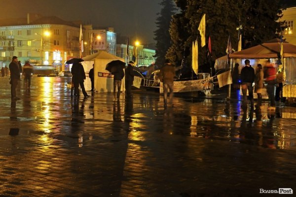 Вечірній Євромайдан у Луцьку. ФОТО
