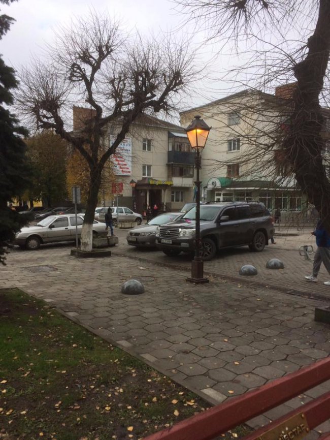 У Луцьку позашляховик припаркувався поперек пішохідної вулиці