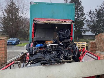 У Луцьку водій вантажівки розтрощив бетонну арку. ФОТО